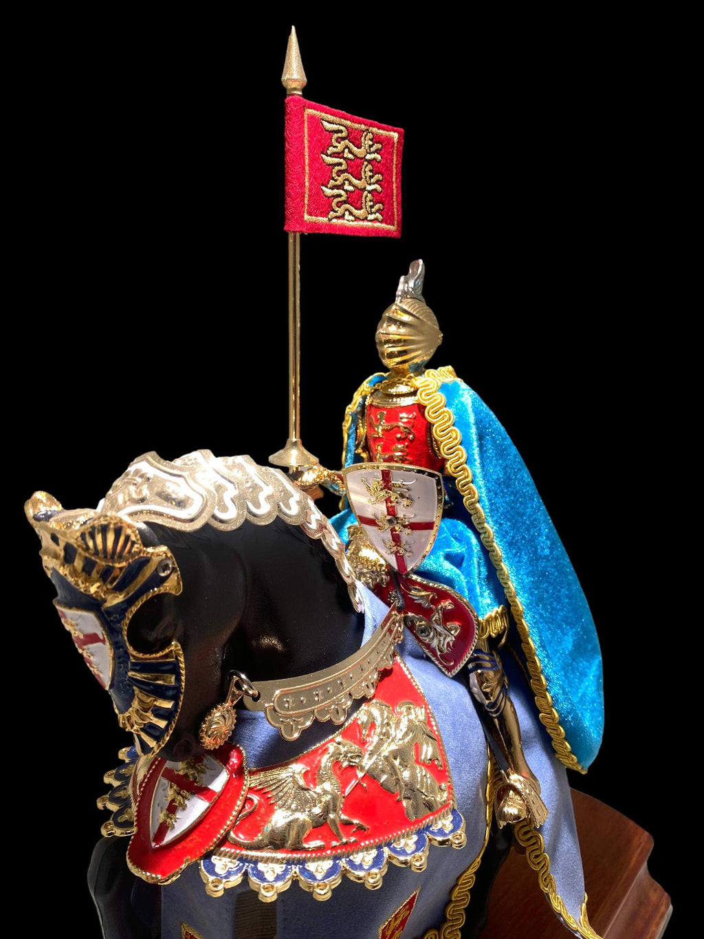 Armadura ecuestre miniatura, estandarte y escudo ingles