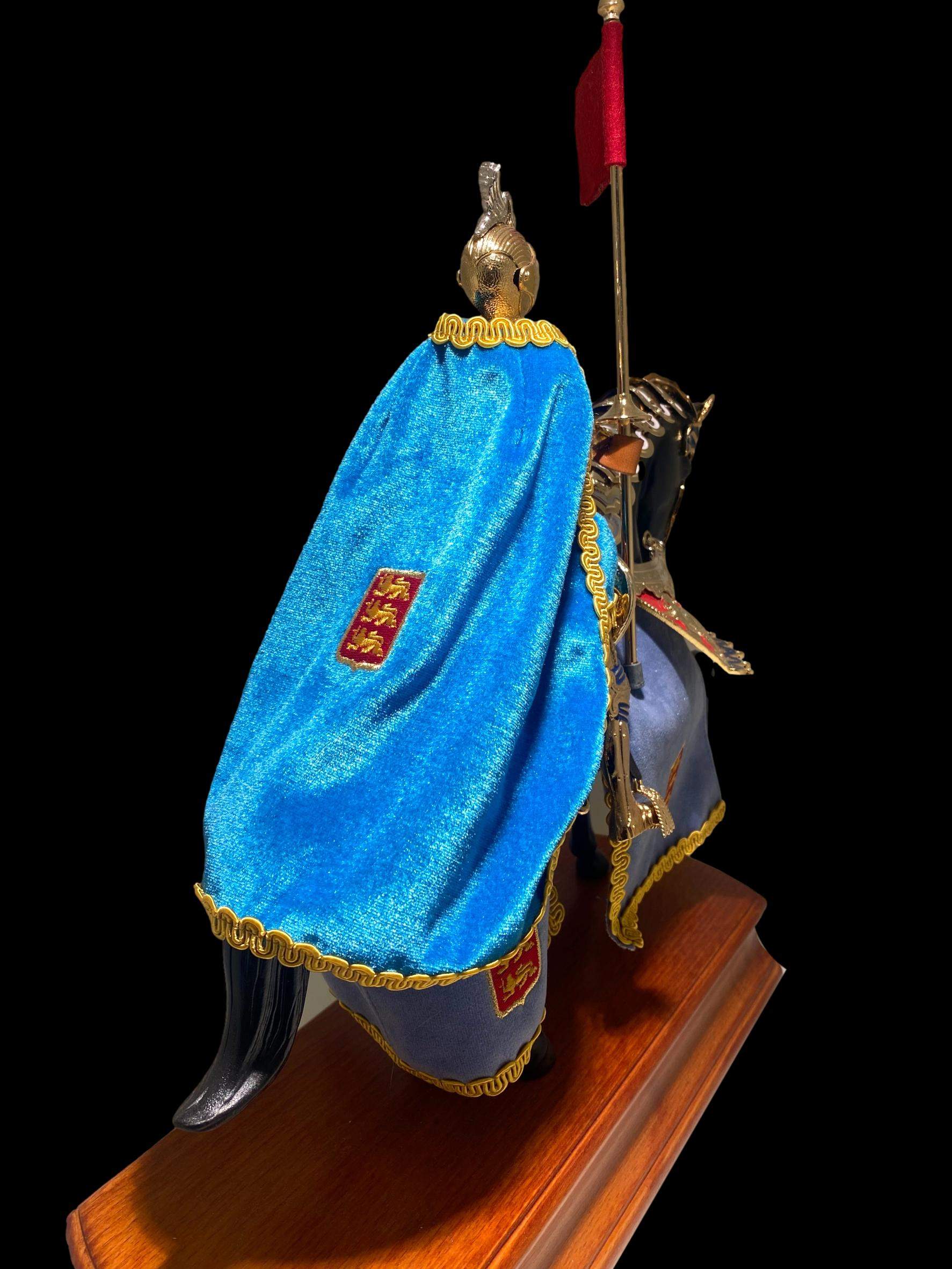 Armadura ecuestre miniatura, estandarte y escudo ingles