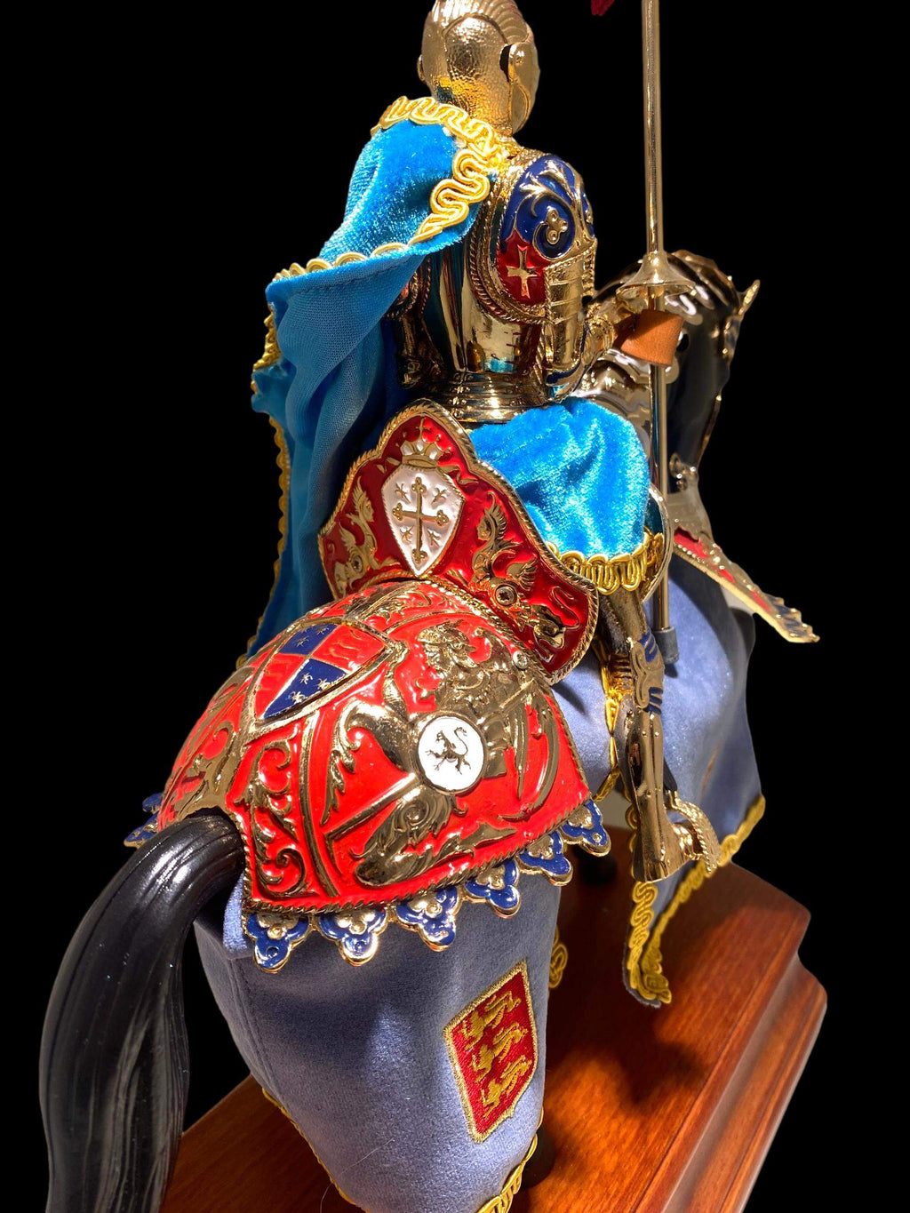 Armadura ecuestre miniatura, estandarte y escudo ingles
